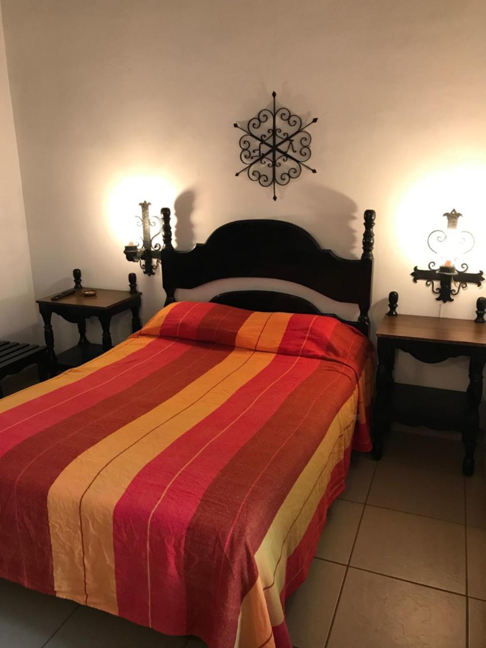 Hotel Villa De Flores Uruapan  Екстериор снимка