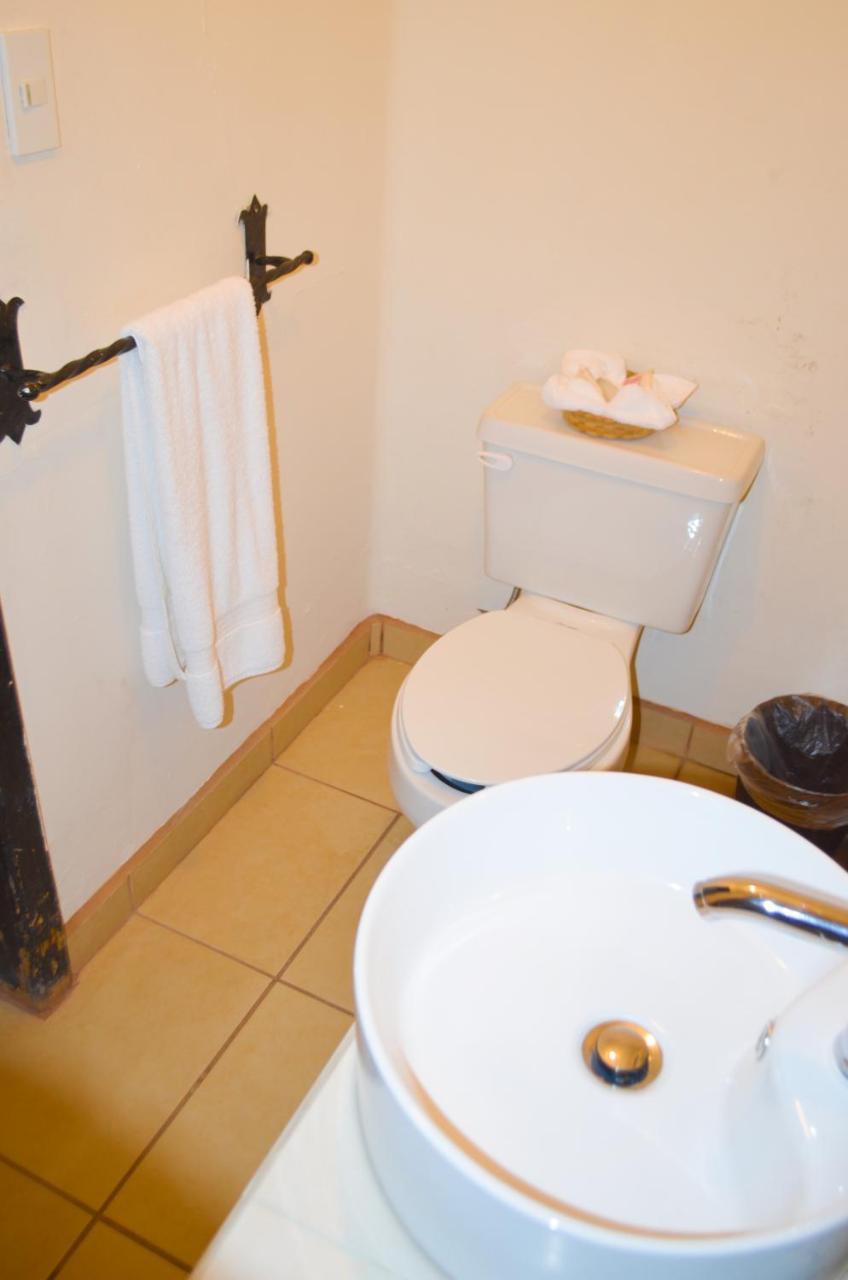 Hotel Villa De Flores Uruapan  Екстериор снимка