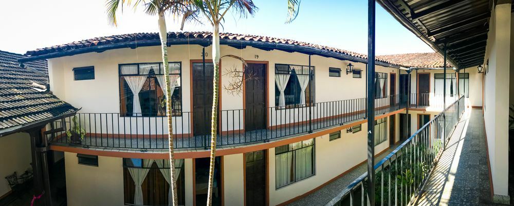 Hotel Villa De Flores Uruapan  Екстериор снимка
